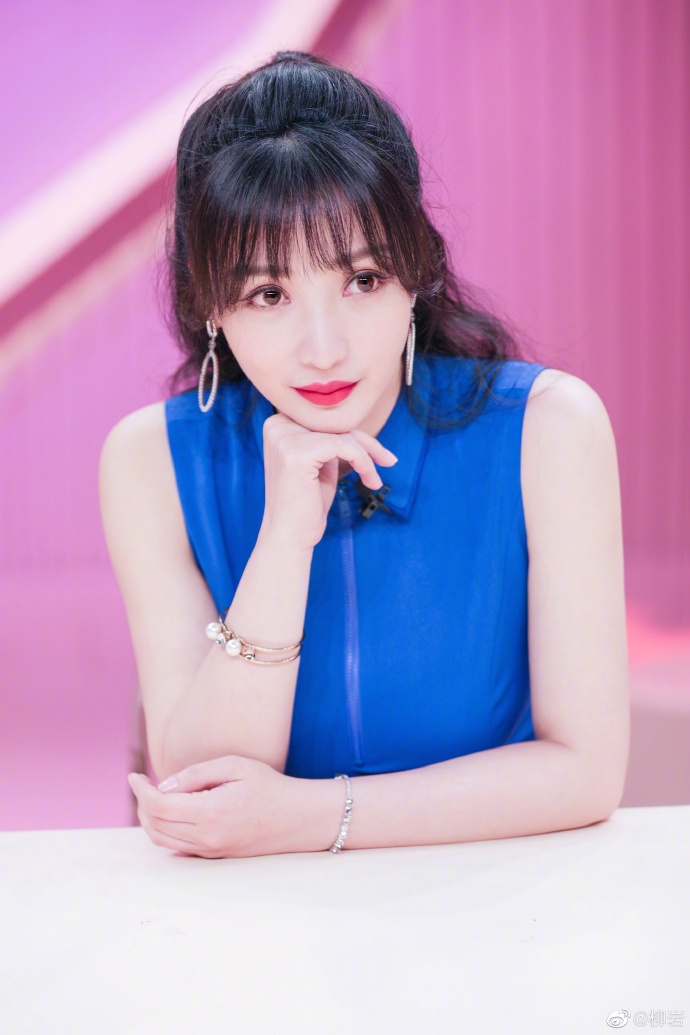 组图：柳岩半扎卷发活力足 潋滟红唇夸张耳饰尽显女神范