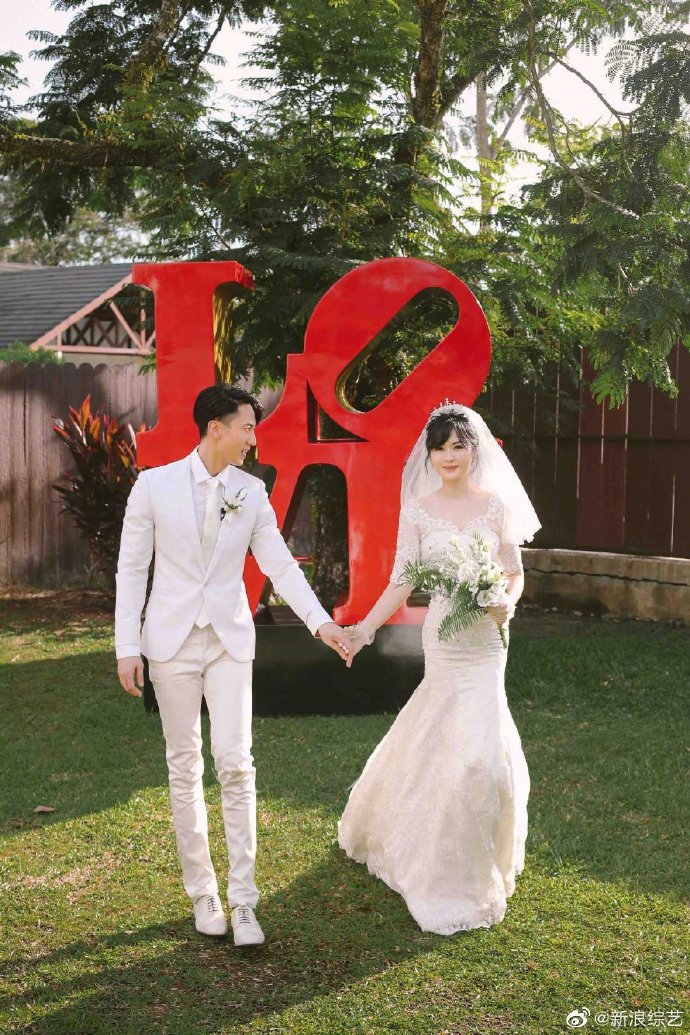 双子女婚纱_动漫婚纱情侣头像