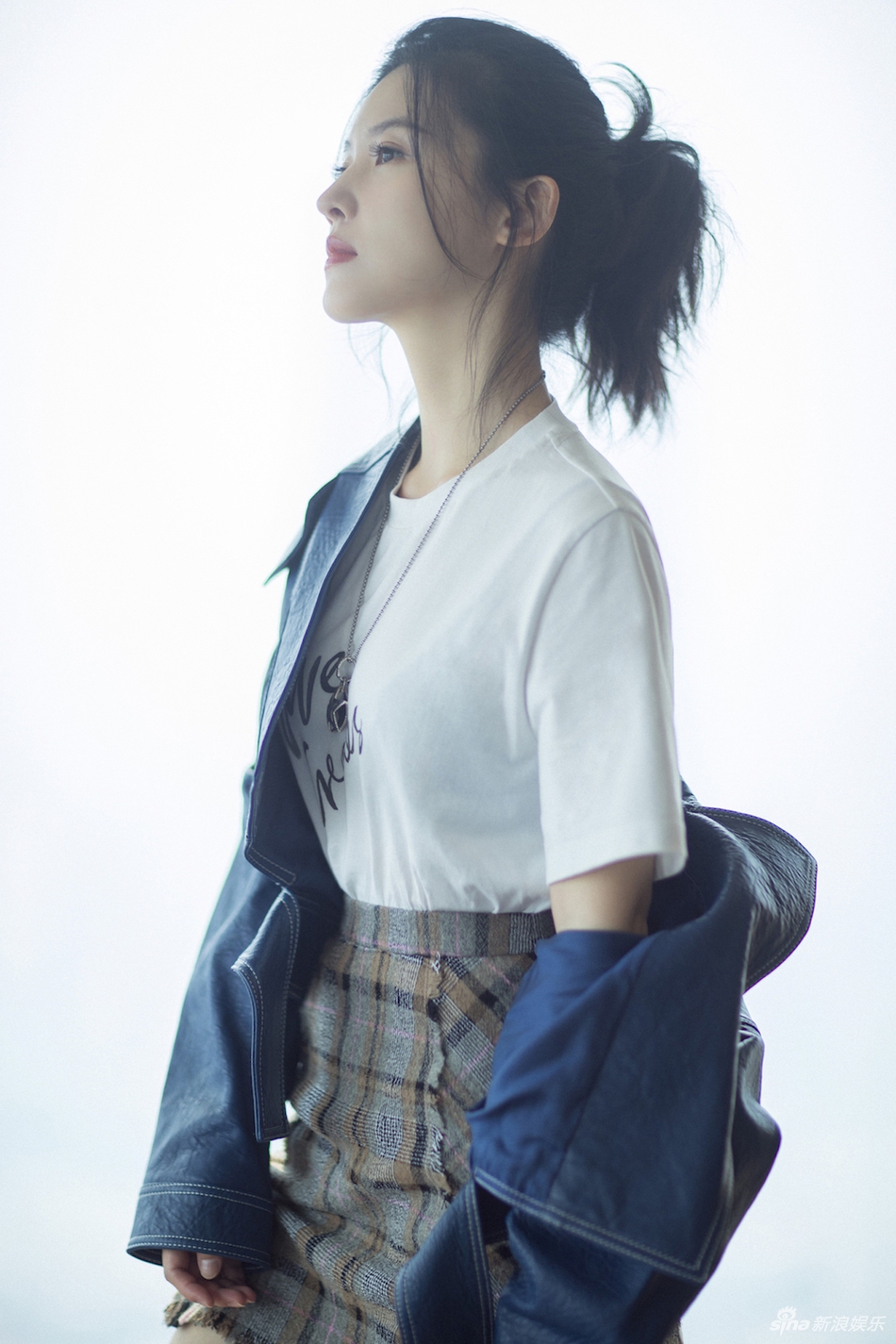 组图:杨子姗扎马尾显俏皮 皮夹克配格子短裙展时尚态度