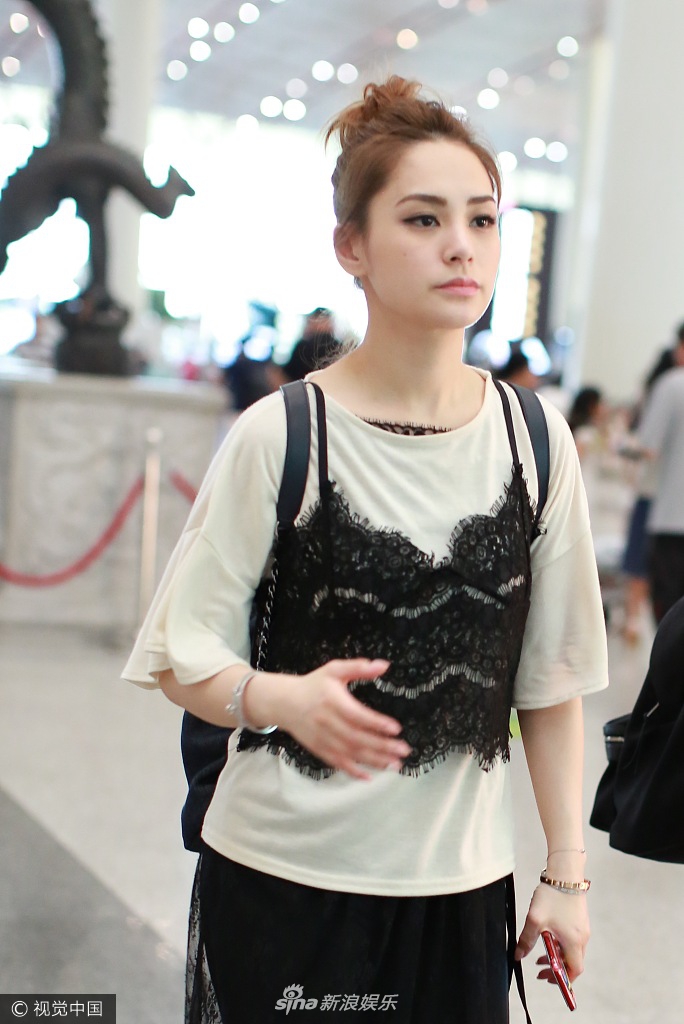 组图:钟欣潼裤子与纱裙叠穿 顶丸子头清新 来自天下一家亲 - 微博