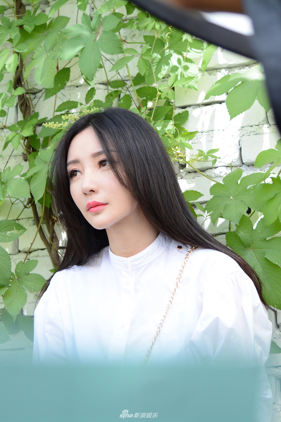 柳岩街拍花絮曝光 清纯出镜少女感十足