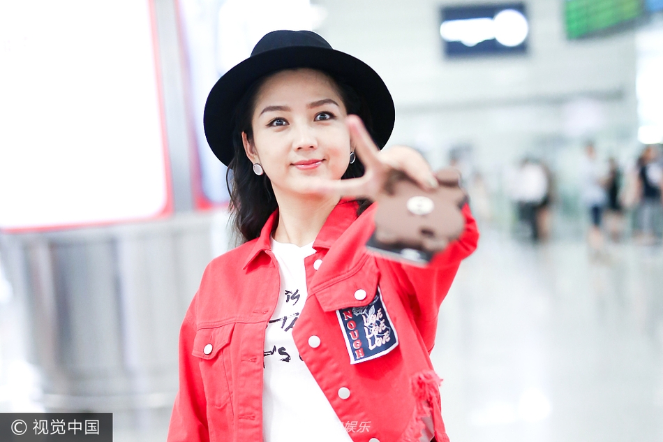 组图:何洁热裤秀美腿 对镜比V少女感十足