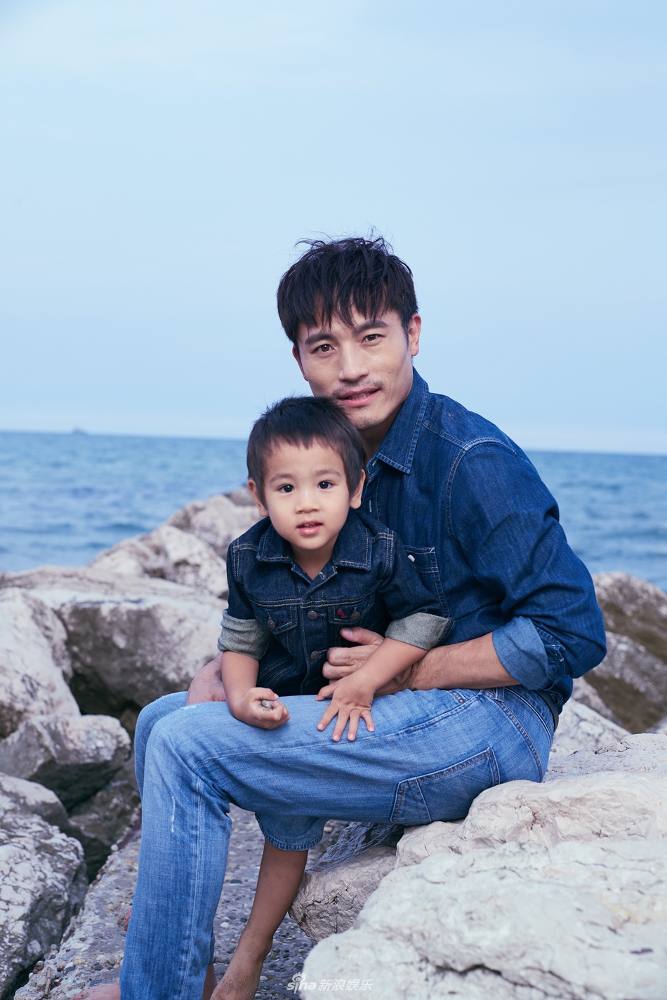 耿乐与两岁儿子默契互动画面有爱