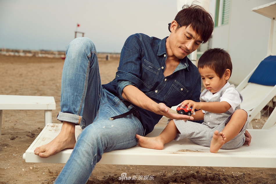 组图:耿乐与两岁儿子默契互动画面有爱