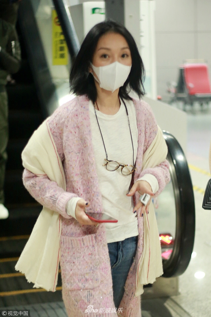 组图:周迅粉嫩亮相机场只露双眼 发现镜头露出意外神情