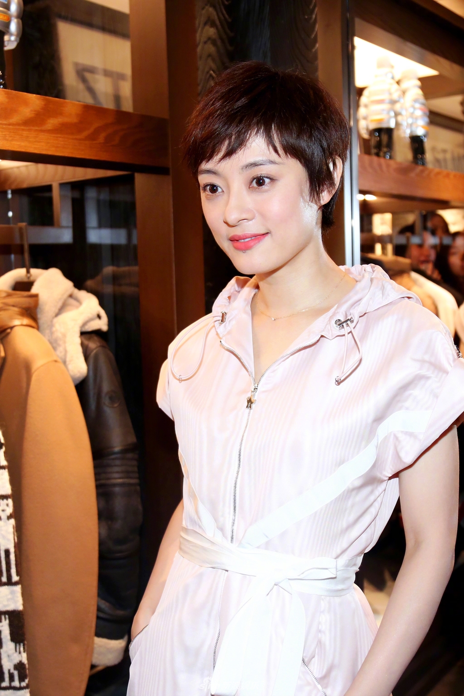 组图:孙俪清新亮相气场全开 与胡杏儿大玩自拍俏皮可爱
