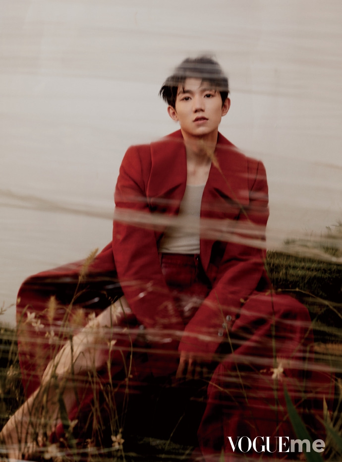 「奇趣网」王源欧阳娜娜携手登封 学姐学弟置身花丛养眼有活力