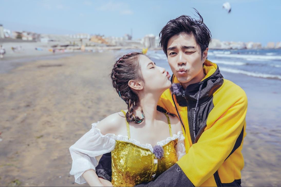 组图：袁成杰一家海滩比心甜蜜温馨 陈芊芊与婆婆亲密似姐妹
