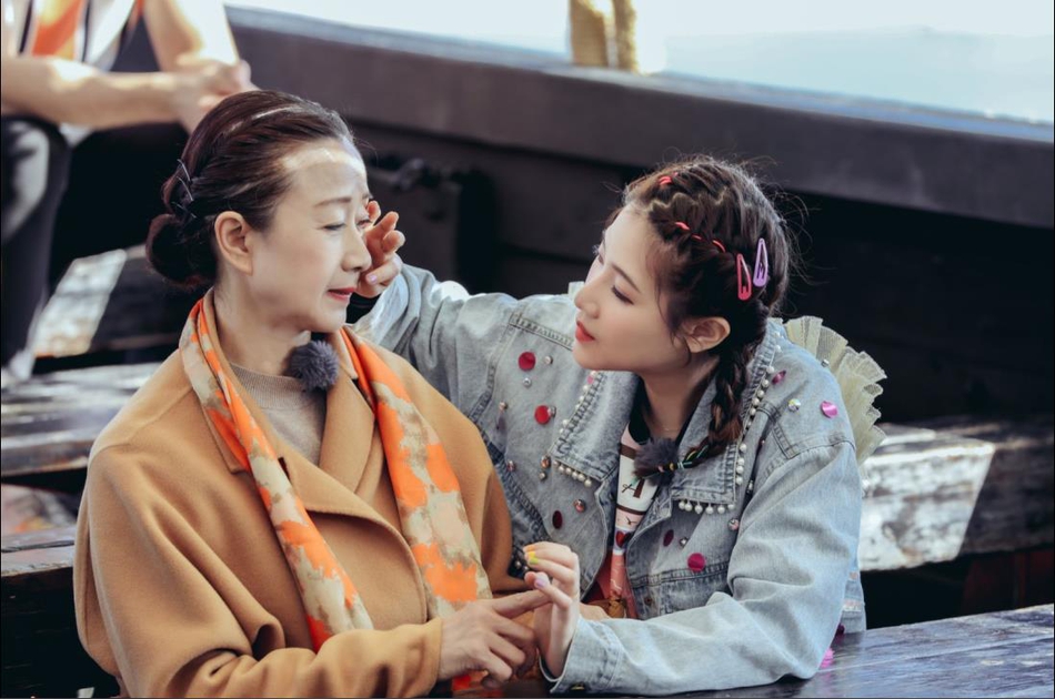 组图：袁成杰一家海滩比心甜蜜温馨 陈芊芊与婆婆亲密似姐妹