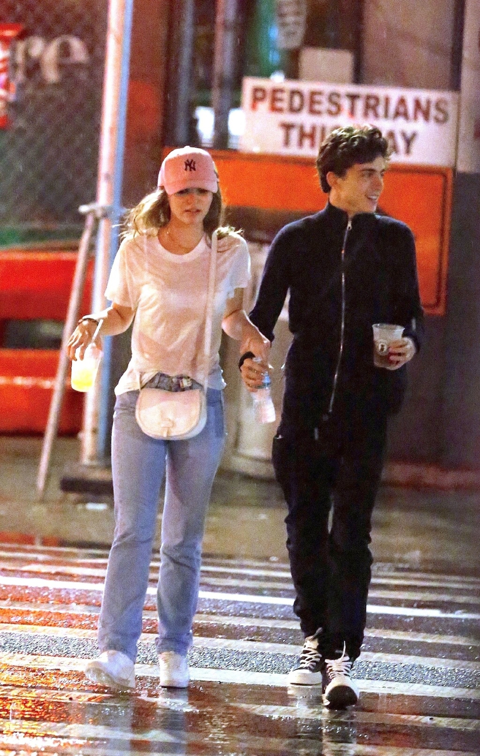 chalamet)和女友德普女儿莉莉-罗丝·德普(lily-rose depp)现身街头