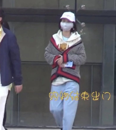 【奇趣网】恭喜张若昀？唐艺昕与父母三亚度假 小腹隆起明显疑怀孕