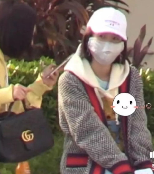 【奇趣网】恭喜张若昀？唐艺昕与父母三亚度假 小腹隆起明显疑怀孕