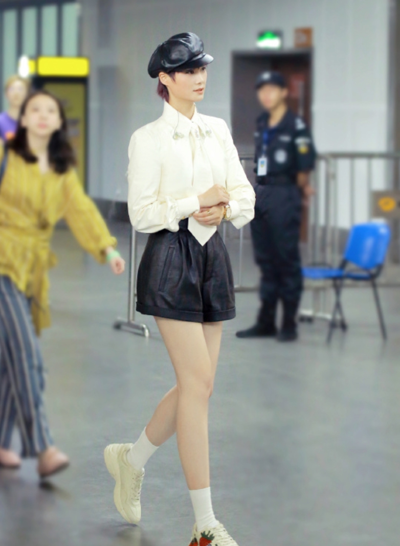 组图：李宇春黑白look现身《巅峰之夜》 清爽活力大长腿吸睛