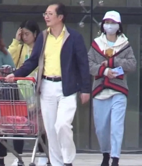 【奇趣网】恭喜张若昀？唐艺昕与父母三亚度假 小腹隆起明显疑怀孕