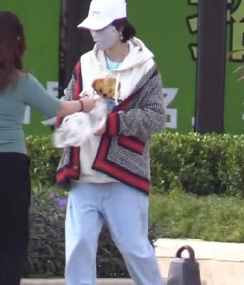 【奇趣网】恭喜张若昀？唐艺昕与父母三亚度假 小腹隆起明显疑怀孕