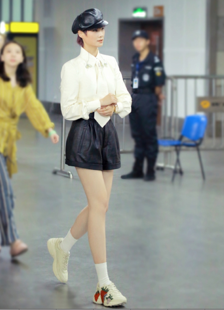 组图：李宇春黑白look现身《巅峰之夜》 清爽活力大长腿吸睛