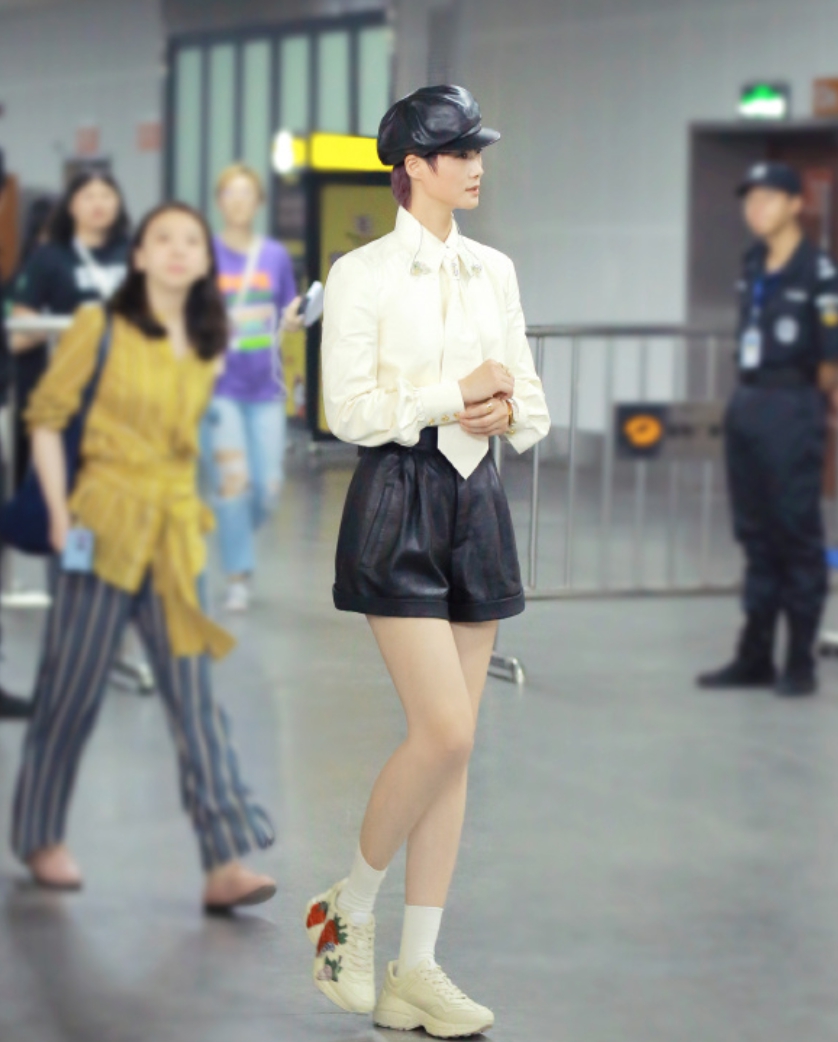 组图：李宇春黑白look现身《巅峰之夜》 清爽活力大长腿吸睛