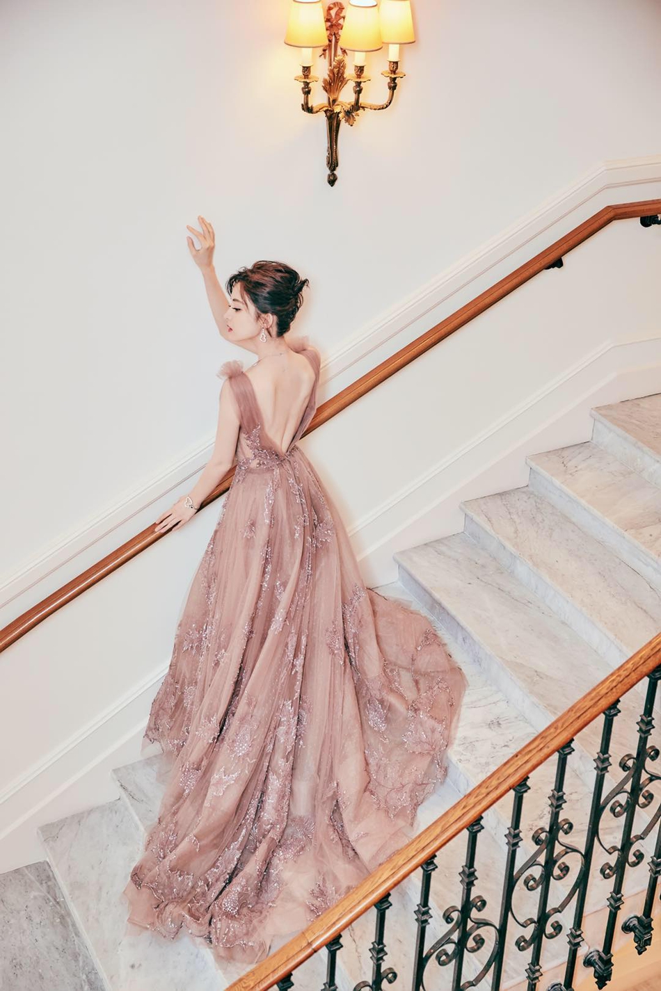 组图:娜扎深V刺绣礼服亮相戛纳 性感娇艳高贵