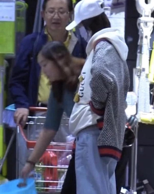 【奇趣网】恭喜张若昀？唐艺昕与父母三亚度假 小腹隆起明显疑怀孕