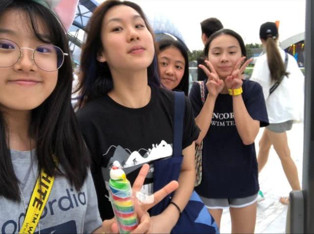 6月11日,贾静雯大女儿angel分享了和同学游玩上海迪士尼的照片,angel
