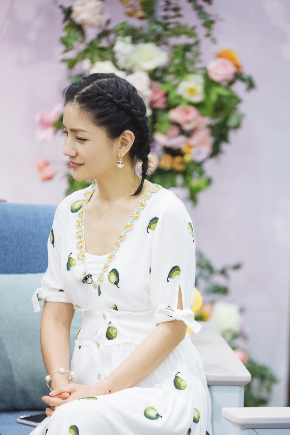 组图:胡可双马尾编发活力满满 单手拎箱化身"大力美少女"