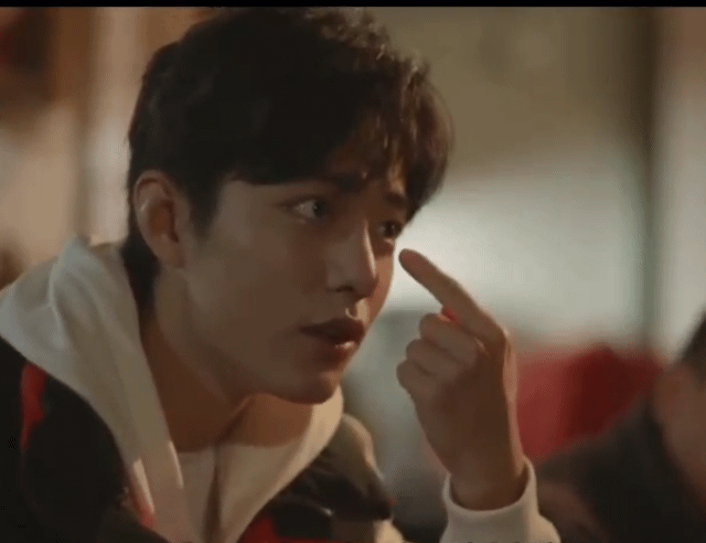 肖战吃板凳面被辣到流眼泪吐舌头