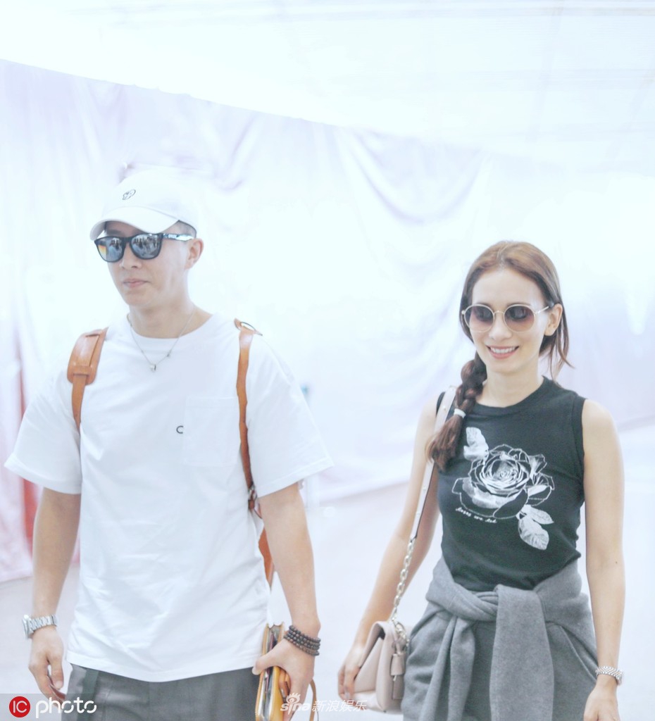 韩庚卢靖姗被曝结婚后首合体现身 并肩前行笑容甜蜜