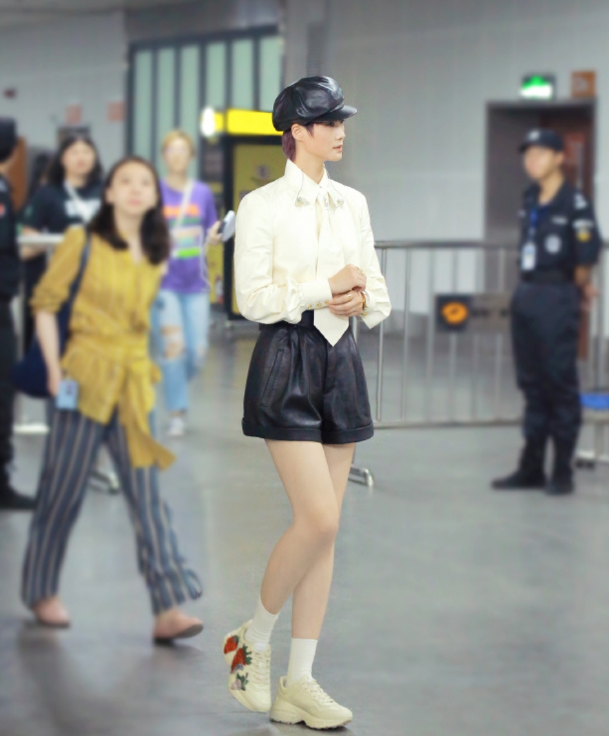 组图：李宇春黑白look现身《巅峰之夜》 清爽活力大长腿吸睛