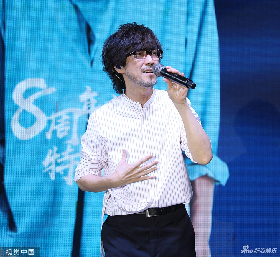 组图 小刚周传雄穿白色条纹衬衫献唱 获粉丝献花送抱人气旺