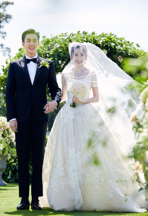 【奇趣网】恭喜张若昀？唐艺昕与父母三亚度假 小腹隆起明显疑怀孕