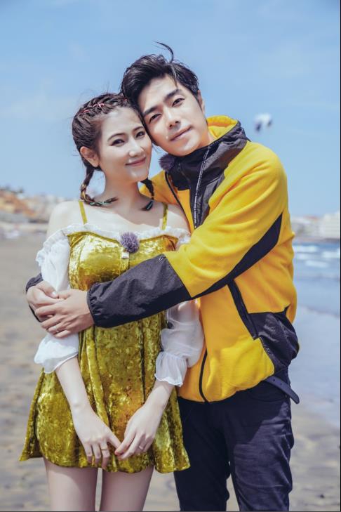 组图：袁成杰一家海滩比心甜蜜温馨 陈芊芊与婆婆亲密似姐妹