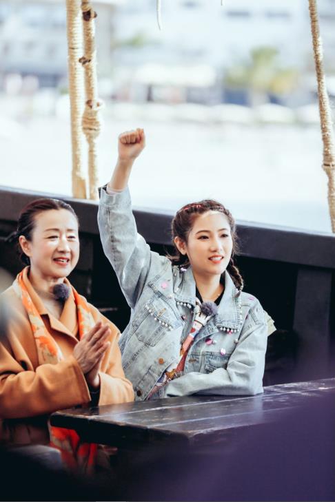 组图：袁成杰一家海滩比心甜蜜温馨 陈芊芊与婆婆亲密似姐妹
