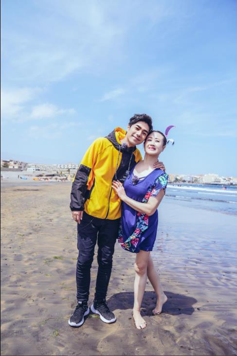 组图：袁成杰一家海滩比心甜蜜温馨 陈芊芊与婆婆亲密似姐妹