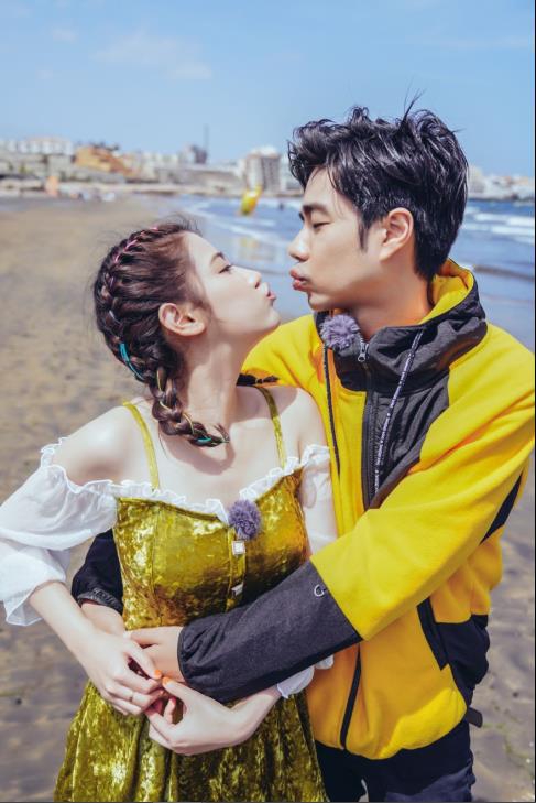 组图：袁成杰一家海滩比心甜蜜温馨 陈芊芊与婆婆亲密似姐妹