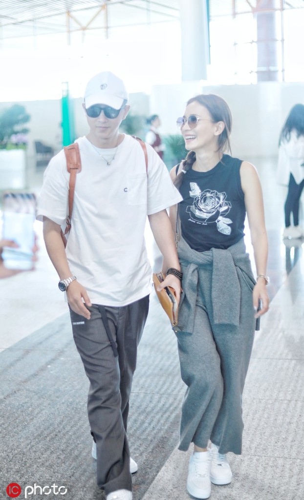 韩庚卢靖姗被曝结婚后首合体现身 并肩前行笑容甜蜜