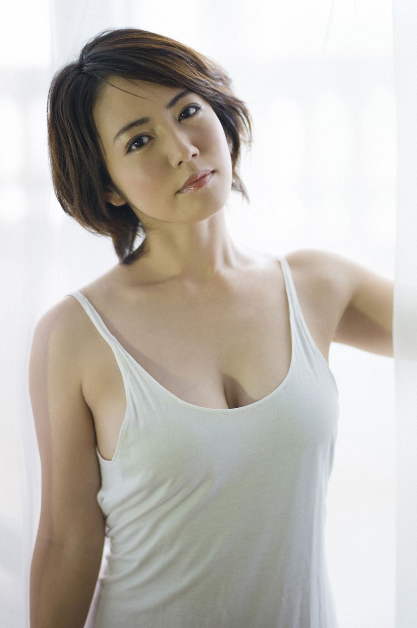 组图：日本超人气轻熟女写真女星清新出镜甜美可人
