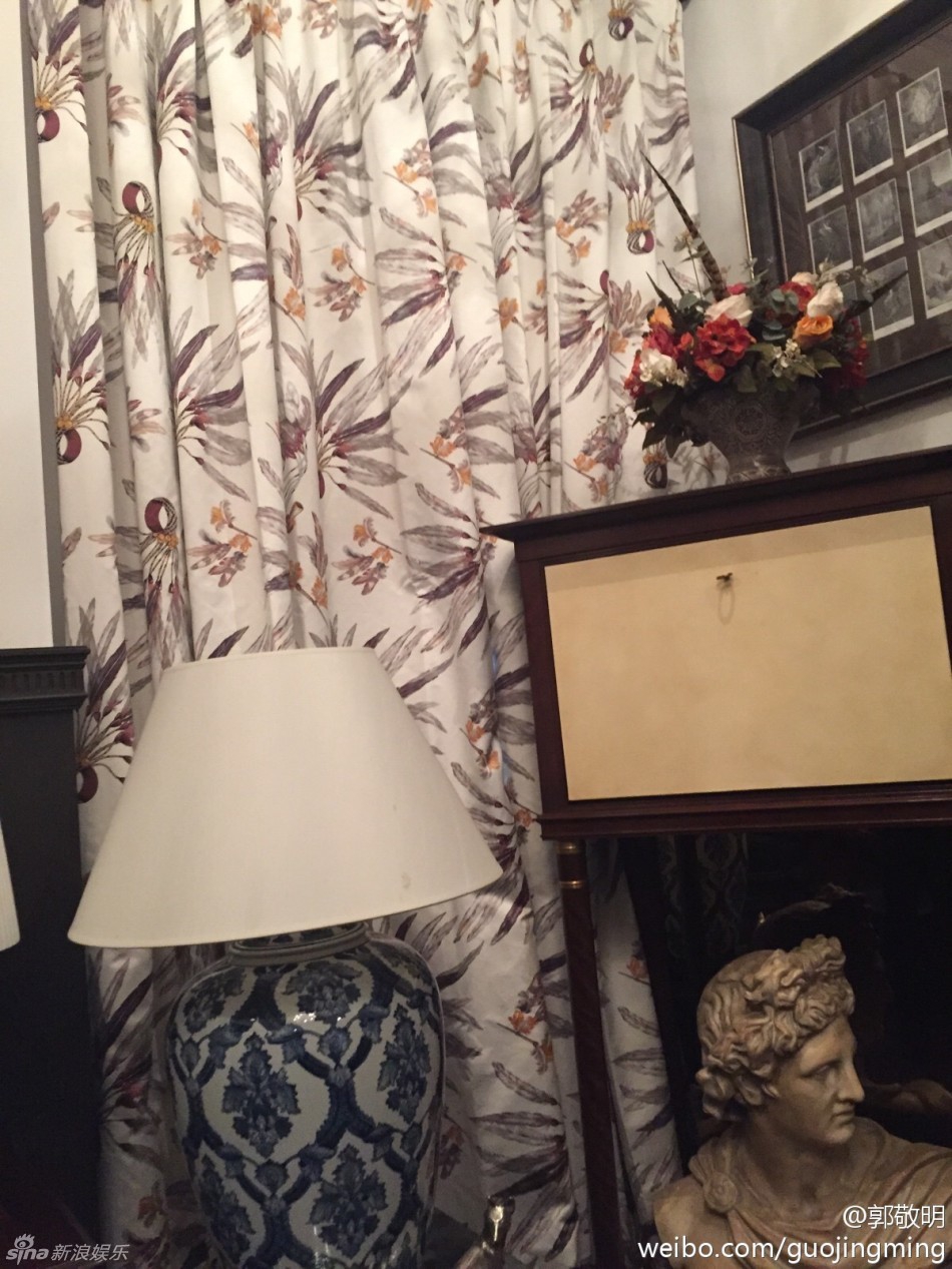 组图:郭敬明为欧阳娜娜庆生背景亮了 豪宅奢华