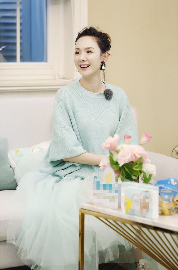 组图：妻子重聚！应采儿高马尾显俏皮 程莉莎一身薄荷绿文艺十足