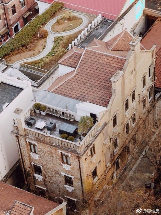 组图:郭敬明为欧阳娜娜庆生背景亮了 豪宅奢华