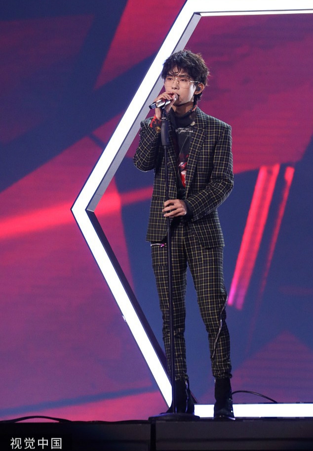 组图:易烊千玺戴眼镜变身精致boy 演唱《fall》引爆全场