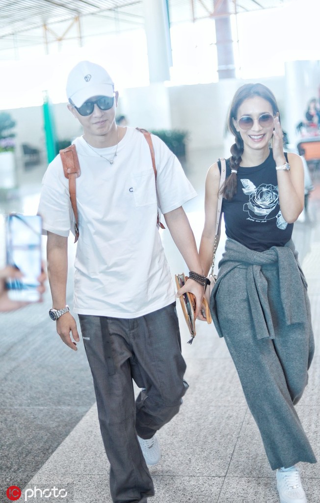 韩庚卢靖姗被曝结婚后首合体现身 并肩前行笑容甜蜜