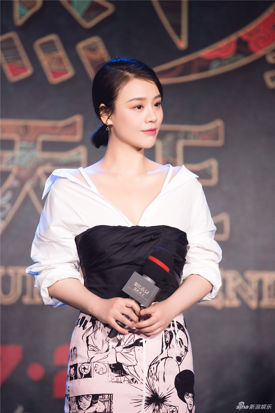 组图马思纯穿深v白衣露性感锁骨嘟嘴卖萌贡献表情包