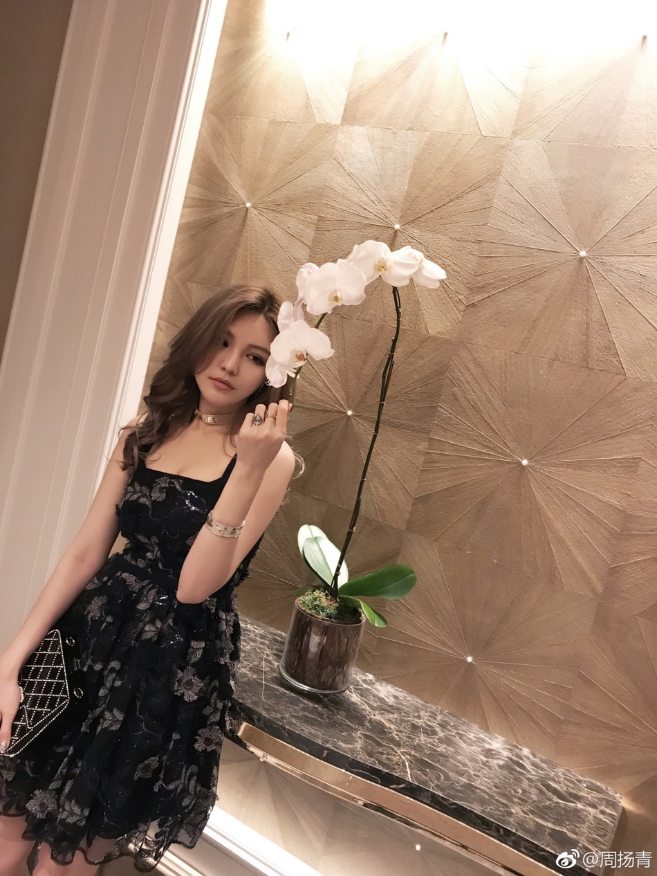 性感周扬青晒出一组美照,性感印花肌肤露出水嫩吊带,a性感中不失女友.纱裙功马软柔术一字图片