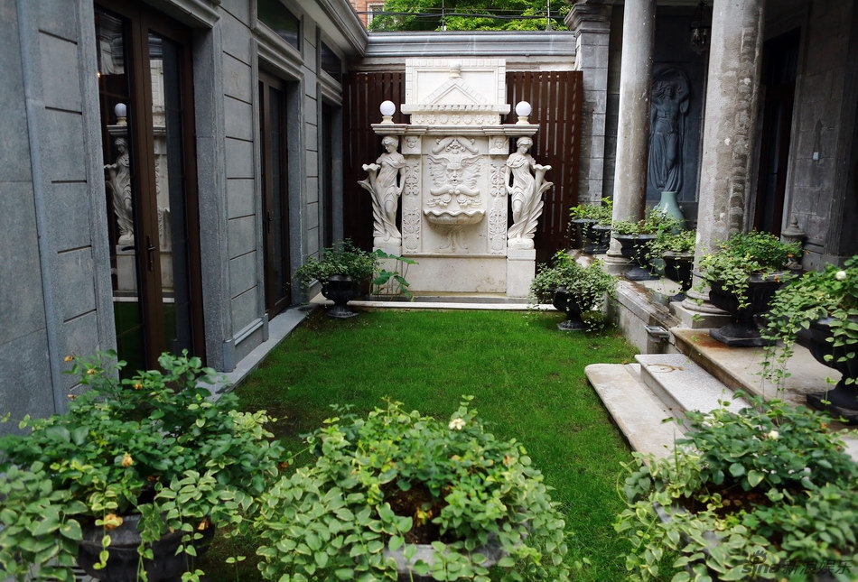 组图:郭敬明为欧阳娜娜庆生背景亮了 豪宅奢华