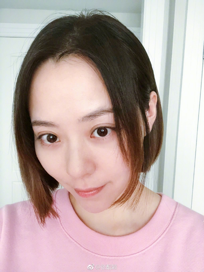 组图:张靓颖素颜清秀甜美 大眼水灵少女模样