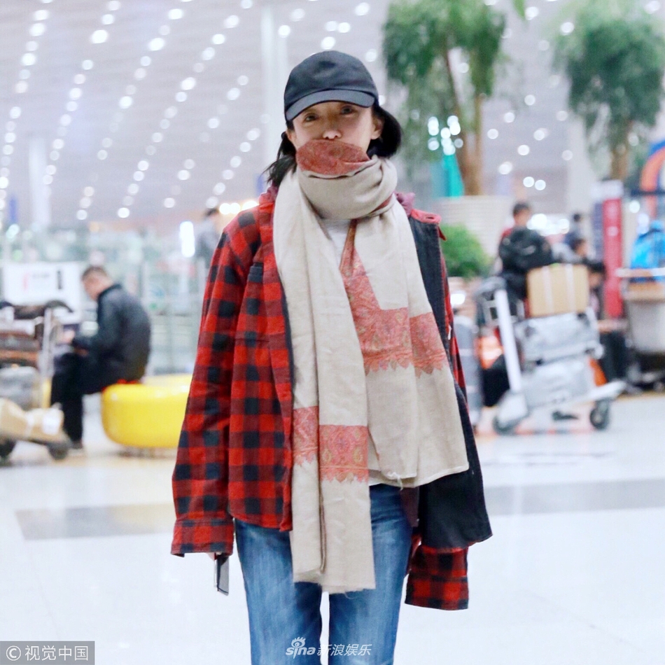 组图:周迅长围巾配格子衫文艺范儿 对镜甜笑心情好