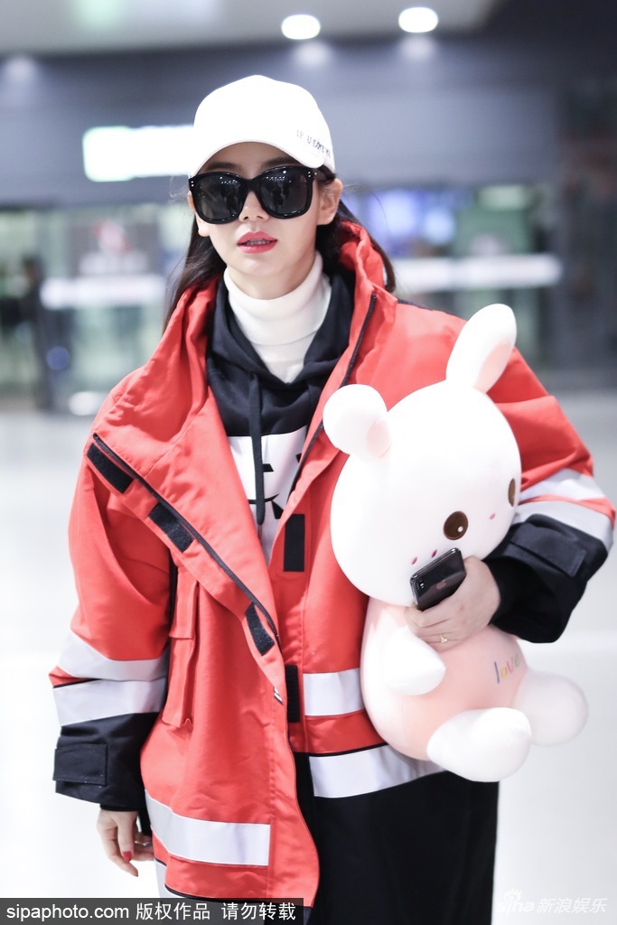 戚薇抱萌兔玩偶少女感十足 黑超遮面星范儿十足