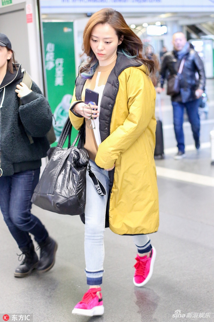 组图:张靓颖大步流星匆忙赶飞机 表情凝重似心情不好