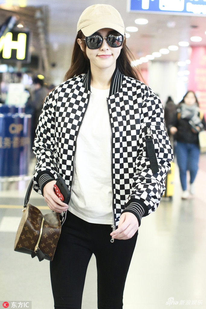 唐嫣衣着单薄不惧低温 紧身裤显细长直美腿