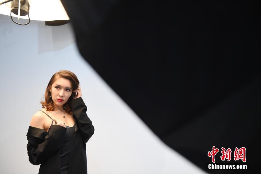 怎么当网店模特摆拍 hJQJ-fyqnick0685904.jpg